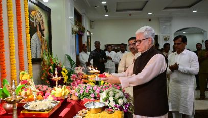 Governor installs Ganesha Moorti at Lok Bhavan