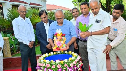 18.09.2026:  The eco-friendly Ganesh idol installed at the residence of Maharashtra Governor Jishnu Dev Varma was immersed in an artificial water tank at Lok Bhavan, Mumbai. Joint Secretary to the Governor S. Ramamoorthy, Comptroller of the Governor’s Households Dr Nishikant Deshpande, PRO Umesh Kashikar, and officers and staff of Lok Bhavan were present on the occasion.