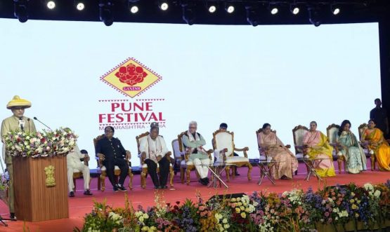 18.09.2026:उपराष्ट्रपती सी. पी. राधाकृष्णन यांच्या हस्ते आज ३८ व्या पुणे महोत्सवाचे उद्घाटन श्री गणेश कला क्रीडा रंगमंच पुणे येथे करण्यात आले. यावेळी राज्यपाल जिष्णु देव वर्मा, उपमुख्यमंत्री सुनेत्रा पवार, उच्च व तंत्रशिक्षण मंत्री चंद्रकांत पाटील, सांस्कृतिक कार्य मंत्री आशीष शेलार, खासदार हेमा मालिनी, खासदार डॉ. मेधा कुलकर्णी तसेच माजी केंद्रीय गृहमंत्री सुशीलकुमार शिंदे यांच्यासह मान्यवर उपस्थित होते. उपराष्ट्रपतींच्या हस्ते यावेळी ज्येष्ठ अभिनेते मोहन जोशी यांना भारतीय चित्रपटसृष्टीतील त्यांच्या प्रदीर्घ आणि उल्लेखनीय योगदानाबद्दल संस्थापक सुरेश कलमाडी पुणे महोत्सव जीवनगौरव पुरस्कार प्रदान करण्यात आला.