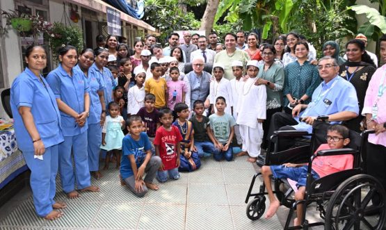 21.09.2026:  राष्ट्रव्यापी सेवा संकल्प अभियानांतर्गत आज राज्यपाल जिष्णु देव वर्मा यांनी महालक्ष्मी, मुंबई येथील किंग जॉर्ज पंचम मेमोरियल ट्रस्टला भेट दिली तसेच विविध सेवाकार्याची पाहणी केली.  राज्यपालांनी यावेळी ट्रस्टच्या परिसरात कार्यरत विविध सेवाभावी संस्थांमध्ये उपचार, प्रशिक्षण व पुनर्वसन घेत असलेल्या लहान मुलांशी, ज्येष्ठ नागरिकांशी तसेच बहुविकलांग व बौद्धिक विकलांग व्यक्तींशी संवाद साधला.सुरुवातीला राज्यपालांनी ‘सुकून निलाय पॅलिएटिव्ह केअर' केंद्रांना भेट दिली. या केंद्रांमध्ये कर्करोगाव्यतिरिक्त इतर गंभीर आजारांनी त्रस्त अंतिम अवस्थेतील लहान मुले व ज्येष्ठ रुग्णांची काळजी घेतली जाते.त्यानंतर राज्यपालांनी वात्सल्य फाऊंडेशनला भेट दिली. या ठिकाणी रस्त्यावर राहणाऱ्या अनाथ मुलांची काळजी घेतली जाते. राज्यपालांनी त्यानंतर ‘बाल आशा धाम’ या संस्थेला भेट दिली. या संस्थेमार्फत अनाथ व परित्यक्त बालकांसाठी निवासी सुविधा तसेच दत्तक सेवा उपलब्ध करून दिल्या जातात.राज्यपालांनी ‘ओम क्रिएशन्स’ या अन्य एका संस्थेला दिलेल्या भेटीत बौद्धिक दिव्यांग तसेच बहुविकलांग व्यक्तींशी संवाद साधला.किंग जॉर्ज पंचम ट्रस्टचे अध्यक्ष डॉ. एरिक बोर्जेस यांनी राज्यपालांना किंग जॉर्ज ट्रस्टच्या कार्याची तसेच विस्तार योजनेची माहिती दिली.यावेळी मुंबई महानगर पालिकेच्या अतिरिक्त आयुक्त प्राजक्ता लवंगारे वर्मा, ट्रस्टचे विश्वस्त चेतन रायकर, भावना रॉय आणि अनिल कामत, वात्सल्य फाऊंडेशनच्या विश्वस्त स्वाती मुखर्जी, ‘बाल आशा धाम’चे कार्यकारी संचालक सुनील अरोरा तसेच ‘ओम क्रिएशन्स ट्रस्ट’च्या संस्थापक डॉ. राधिके खन्ना उपस्थित होते.