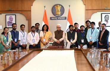 25.09.2026: A group of media persons from the Naxalism affected Chhattisgarh and Bihar today called on the Governor of Maharashtra Jishnu Dev Varma at Lok Bhavan, Mumbai. The visit was organised by the Press Information Bureau and led by Director General of PIB (Western Region) Smita Vats Sharma.  Stating that journalism is a strong pillar of democracy, the Governor called upon the media persons to create awareness about national programmes such as Nasha Mukt Bharat Abhiyan, TB Mukt Bharat and others.