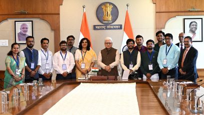 25.09.2026: महाराष्ट्र भेटीवर आलेल्या छत्तीसगडच्या नक्षलग्रस्त भागातील तसेच बिहार राज्यातील पत्रकार व माध्यम प्रतिनिधींच्या एका शिष्टमंडळाने राज्यपाल जिष्णु देव वर्मा यांची सदिच्छा भेट घेतली. यावेळी पत्र सूचना कार्यालयाच्या पश्चिम विभागीय महासंचालक स्मिता वत्स शर्मा, मुंबई, छत्तीसगड व बिहार येथील विविध माध्यम समूहांचे पत्रकार व प्रतिनिधी तसेच शासकीय अधिकारी उपस्थित होते.  
पत्रकारिता हा लोकशाहीतील महत्वाचा स्तंभ आहे असे सांगून क्षेत्रीय भेटी दिल्याने पत्रकारांना एखाद्या विषयाचे समग्र आकलन होण्यास मदत होते असे राज्यपालांनी यावेळी सांगितले. पत्रकारांनी नशामुक्त भारत अभियान, टीबीमुक्त भारत मोहीम आदी कार्यक्रमांसंदर्भात जनजागृतीचे काम करावे असे आवाहन राज्यपालांनी यावेळी केले.