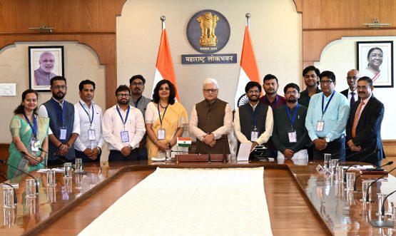 25.09.2026: महाराष्ट्र भेटीवर आलेल्या छत्तीसगडच्या नक्षलग्रस्त भागातील तसेच बिहार राज्यातील पत्रकार व माध्यम प्रतिनिधींच्या एका शिष्टमंडळाने राज्यपाल जिष्णु देव वर्मा यांची सदिच्छा भेट घेतली. यावेळी पत्र सूचना कार्यालयाच्या पश्चिम विभागीय महासंचालक स्मिता वत्स शर्मा, मुंबई, छत्तीसगड व बिहार येथील विविध माध्यम समूहांचे पत्रकार व प्रतिनिधी तसेच शासकीय अधिकारी उपस्थित होते.  
पत्रकारिता हा लोकशाहीतील महत्वाचा स्तंभ आहे असे सांगून क्षेत्रीय भेटी दिल्याने पत्रकारांना एखाद्या विषयाचे समग्र आकलन होण्यास मदत होते असे राज्यपालांनी यावेळी सांगितले. पत्रकारांनी नशामुक्त भारत अभियान, टीबीमुक्त भारत मोहीम आदी कार्यक्रमांसंदर्भात जनजागृतीचे काम करावे असे आवाहन राज्यपालांनी यावेळी केले.