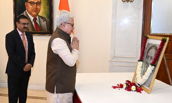 25.09.2026: विचारवंत, संघटक व एकात्म मानववादाचे प्रणेते पंडित दीनदयाल उपाध्याय यांच्या जयंतीनिमित्त राज्यपाल जिष्णु देव वर्मा यांनी आज लोकभवन मुंबई येथे पं. उपाध्याय यांच्या प्रतिमेला पुष्पांजली वाहून अभिवादन केले. यावेळी लोकभवन येथील अधिकारी, कर्मचारी, पोलीस दलातील अधिकारी व अंमलदार देखील उपस्थित होते.