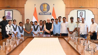 28.09.2026: राजस्थानातील चार जिल्ह्यांमधील ग्रामीण भागातून आलेल्या २५ मेधावी युवा विद्यार्थ्यांच्या एका समूहाने आज महाराष्ट्राचे राज्यपाल जिष्णु देव वर्मा यांची भेट घेतली. यावेळी राज्यपालांनी विद्यार्थ्यांशी संवाद साधला तसेच त्यांना त्यांच्या इच्छेप्रमाणे प्रशासक, सीए, डॉक्टर होताना उत्तम नागरिक होण्याची सूचना केली.  विकसित भारताचे उद्दिष्ट गाठण्यासाठी नव्या पिढीला योगदान द्यावयाचे आहे. त्यामुळे सर्वांना सोबत घेऊन चालावे व इतरांना मदत करावी अशी सूचना राज्यपालांनी विद्यार्थ्यांना केली. भेटीचे आयोजन केशव शिक्षण संस्थान फेडरेशन या संस्थेने केले होते.  जालोर, कोटा, सिहोर व पाली जिल्ह्यांमधील शासकीय शाळांमध्ये शिकलेल्या या ग्रामीण विद्यार्थ्यांनी बारावीला उत्तम गुण प्राप्त केल्याबद्दल त्यांचे अनुभव विश्व समृद्ध करण्यासाठी मुंबई भेटीचे आयोजन केले असल्याची माहिती संस्थेचे अध्यक्ष देवीलाल पुरोहित यांनी यावेळी दिली.