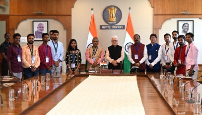 28.09.2026: मुंबई येथे नुकत्याच संपन्न झालेल्या ‘क्रिया महोत्सव फिल्म फेस्टिव्हल’चे आयोजक व प्रतिनिधींची आज राज्यपाल जिष्णु देव वर्मा यांची महाराष्ट्र लोकभवन, मुंबई येथे सदिच्छा भेट घेतली. फिल्म फेस्टिवलचे आयोजन  आरोहण सेवा फाउंडेशनने ‘माय भारत’च्या सहकार्याने केले होते. देशातील विविध जिल्ह्यांतील युवा कथाकारांना चित्रपटांच्या माध्यमातून भारतीय कथाकथन परंपरेला चालना देण्यासाठी, तिचे जतन करण्यासाठी आणि तिचा प्रसार करण्यासाठी प्रोत्साहन देण्याच्या उद्देशाने महोत्सवाचे आयोजन करण्यात आले होते. 
या वेळी महोत्सवाचे दिग्दर्शक देवी प्रसाद राव, संस्कार भारतीचे महासचिव अभिजित गोखले, गौरव सिंह राव, रवींद्र संघवी तसेच देशातील विविध जिल्ह्यांचे प्रतिनिधित्व करणारे ‘माय भारत ड्रीमर्स’ प्रतिनिधी उपस्थित होते.