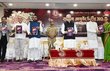 28.09.2026:  आयुर्वेद ही भारताची प्राचीन आणि अमूल्य ज्ञानपरंपरा असून, या ज्ञानाला आधुनिक वैज्ञानिक संशोधन, क्लिनिकल चाचण्या आणि नवोन्मेषाची जोड देऊन आयुर्वेदाला जागतिक स्तरावर स्थान मिळवून द्यावे असे आवाहन राज्यपाल जिष्णु देव वर्मा यांनी आज येथे केले. विश्व आयुर्वेद परिषद, महाराष्ट्र यांच्या वतीने आयोजित राष्ट्रीय आयुर्वेद दिनानिमित्त एकदिवसीय परिसंवादाचे उदघाटन राज्यपालांच्या हस्ते दादर मुंबई येथील सूर्यवंशी सभागृहात पार पडले. यावेळी राज्यपालांच्या हस्ते डॉ. मधुभाई कोठारी यांना जीवन गौरव पुरस्काराने, डॉ. स्वप्नील पदते यांना युवा धन्वन्तरी पुरस्काराने आणि  मूलराज वडोर यांना  आयुर्वेद उद्योजक पुरस्काराने सन्मानित करण्यात आले. यावेळी विश्व आयुर्वेद परिषदेच्या स्मरणिकेचे तसेच डॉ विनायक तायडे यांच्या नाडी परीक्षण पुस्तकाचे प्रकाशन करण्यात आले. कार्यक्रमाला आयुष विभागाचे केंद्रीय राज्यमंत्री प्रतापराव जाधव, केंद्रीय ऊर्जा व नवीकरणीय ऊर्जा राज्यमंत्री श्रीपाद नाईक, उद्योजक रणजित पुराणिक, मुंबईच्या माजी महापौर डॉ. शुभा राऊळ, विश्व आयुर्वेद परिषदेचे अध्यक्ष डॉ. विनायक तायडे राज्यपालांचे सचिव डॉ. प्रशांत नारनवरे, आरोग्य विज्ञान विद्यापीठाचे कुलगुरु डॉ वेंकट गीते तसेच आयुर्वेद क्षेत्रातील वैद्य, शिक्षक, संशोधक, विद्यार्थी व उद्योग क्षेत्रातील मान्यवर उपस्थित होते.