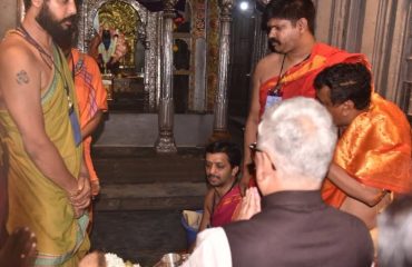 Governor performs the Puja at the Shree Ambabai Mahalaxmi Temple in Kolhapur