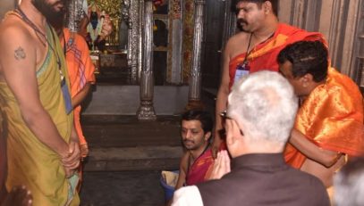 Governor performs the Puja at the Shree Ambabai Mahalaxmi Temple in Kolhapur