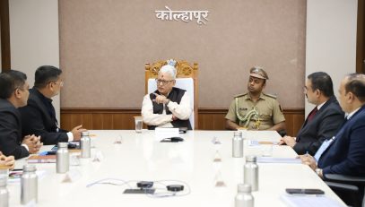 29.09.2026: महाराष्ट्राचे राज्यपाल जिष्णु देव वर्मा यांनी आज कोल्हापूर दौऱ्यात जिल्ह्यातील विविध क्षेत्रांत कार्यरत असलेल्या मान्यवरांची भेट घेऊन त्यांच्याशी संवाद साधला. यावेळी कृषी, उद्योग, व्यवसाय आणि वास्तुकला क्षेत्रातील डॉ. संजय डी. पाटील, सर्जेराव पाटील, सुरेंद्र जैन, नीरज झंवर, मोहन कुशिरे, राजीव पाटील, भरत जाधव, वर्धन वडगावे आणि अजय कोराने यांनी राज्यपालांची भेट घेतली.  कोल्हापूरी चप्पल कारागिर शुभम सातपूते यांनी कोल्हापूर चप्पल निर्मिती, विक्री याबाबत सविस्तर माहिती दिली.