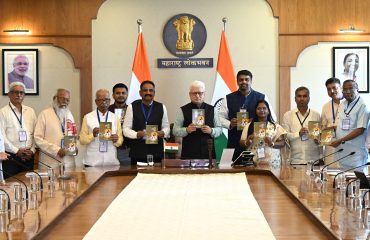 05.10.2026: राज्यपाल जिष्णु देव वर्मा यांच्या हस्ते संत रविदास आणि साहित्यसम्राट अण्णा भाऊ साठे यांच्या साहित्यावर आधारित ५ पुस्तकांचे प्रकाशन सोमवारी (दि. ५ ऑक्टो.) लोकभवन येथे निवडक निमंत्रितांच्या उपस्थितीत संपन्न झाले.  राज्यपालांच्या हस्ते तहसीलदार स्नेहलता स्वामी (बिंदू) लिखित ‘संत रविदास म्हणे’ या पुस्तकाचे प्रकाशन झाले. राज्यपालांच्या हस्ते मातंग साहित्य परिषदेचे अध्यक्ष डॉ. धनाजी ऊर्फ धनंजय सोमनाथ भिसे संपादित ‘अण्णा भाऊ साठे : साहित्यविचार, संशोधन आणि चिंतन’, 'अण्णाभाऊ साठे : आकलन आणि आस्वाद'  व ‘अण्णा भाऊ साठे : अवधारणा और जागरण’ (हिंदी) या तीन पुस्तकांचे प्रकाशन करण्यात आले. याशिवाय डॉ बळीराम गायकवाड, डॉ माणिक सोनावणे व डॉ धनाजी ऊर्फ धनंजय सोमनाथ भिसे यांनी संपादित केलेल्या 'अण्णाभाऊ साठे : अ ट्रान्सनॅशनल लिटररी लेगसी' या इंग्रजी पुस्तकाचे देखील प्रकाशन करण्यात आले. पुस्तक प्रकाशन सोहळ्याला पद्मश्री रमेश पतंगे, पद्मश्री गिरीश प्रभुणे, मुंबई विद्यापीठाचे कुलगुरु प्रा. रवींद्र कुलकर्णी, विष्णु वझे, आर्टीचे व्यवस्थापकीय संचालक सुनील वारे, आदी उपस्थित होते.