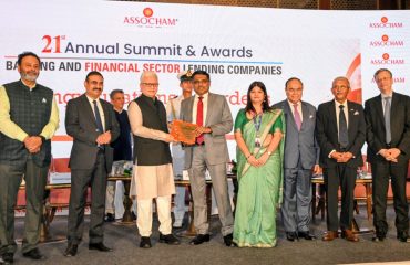 16.10.2026: महाराष्ट्राचे राज्यपाल जिष्णु देव वर्मा यांच्या प्रमुख उपस्थितीत असोचॅमतर्फे आयोजित २१ वी वार्षिक शिखर परिषद व पुरस्कार सोहळा मुंबई येथे संपन्न झाला. यावेळी राज्यपालांच्या हस्ते  उत्कृष्ट कार्य करणाऱ्या बँकिंग आणि वित्तीय क्षेत्रातील कर्जपुरवठा करणाऱ्या संस्थांच्या प्रतिनिधींना सन्मानित करण्यात आले.  यावेळी असोचॅमचे अध्यक्ष निर्मल के. मिंडा, महासचिव सौरभ सन्याल, असोचॅमच्या नॅशनल कौन्सिल फॉर बँकिंगचे सह-अध्यक्ष माधव नायर, असोचॅमच्या नॅशनल कौन्सिल फॉर बँकिंगचे सह-अध्यक्ष मनीष जैन, तसेच केंद्र व राज्य शासनातील वरिष्ठ अधिकारी, नियामक संस्थांचे प्रतिनिधी आणि बँकिंग व वित्तीय सेवा क्षेत्रातील मान्यवर उपस्थित होते. सूक्ष्म, लघु आणि मध्यम उद्योग (MSME) हे भारताच्या आर्थिक विकासाचे, रोजगारनिर्मितीचे आणि सर्वसमावेशक प्रगतीचे महत्त्वाचे आधारस्तंभ असल्याचे यावेळी राज्यपालांनी सांगितले. या क्षेत्राला क्षेत्राला अधिक सक्षम करण्यासाठी सुलभ व पुरेसा वित्तपुरवठा, आधुनिक तंत्रज्ञान, बाजारपेठेतील संधी आणि संस्थात्मक पाठबळ उपलब्ध करून देण्याची गरज असल्याचे त्यांनी सांगितले. एमएसएमई क्षेत्राचे बळकटीकरण आणि वित्तीय समावेशन हे विकसित भारताचे उद्दिष्ट साध्य करण्यासाठी आहे असे राज्यपालांनी सांगितले.