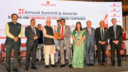 16.10.2026: महाराष्ट्राचे राज्यपाल जिष्णु देव वर्मा यांच्या प्रमुख उपस्थितीत असोचॅमतर्फे आयोजित २१ वी वार्षिक शिखर परिषद व पुरस्कार सोहळा मुंबई येथे संपन्न झाला. यावेळी राज्यपालांच्या हस्ते  उत्कृष्ट कार्य करणाऱ्या बँकिंग आणि वित्तीय क्षेत्रातील कर्जपुरवठा करणाऱ्या संस्थांच्या प्रतिनिधींना सन्मानित करण्यात आले.  यावेळी असोचॅमचे अध्यक्ष निर्मल के. मिंडा, महासचिव सौरभ सन्याल, असोचॅमच्या नॅशनल कौन्सिल फॉर बँकिंगचे सह-अध्यक्ष माधव नायर, असोचॅमच्या नॅशनल कौन्सिल फॉर बँकिंगचे सह-अध्यक्ष मनीष जैन, तसेच केंद्र व राज्य शासनातील वरिष्ठ अधिकारी, नियामक संस्थांचे प्रतिनिधी आणि बँकिंग व वित्तीय सेवा क्षेत्रातील मान्यवर उपस्थित होते. सूक्ष्म, लघु आणि मध्यम उद्योग (MSME) हे भारताच्या आर्थिक विकासाचे, रोजगारनिर्मितीचे आणि सर्वसमावेशक प्रगतीचे महत्त्वाचे आधारस्तंभ असल्याचे यावेळी राज्यपालांनी सांगितले. या क्षेत्राला क्षेत्राला अधिक सक्षम करण्यासाठी सुलभ व पुरेसा वित्तपुरवठा, आधुनिक तंत्रज्ञान, बाजारपेठेतील संधी आणि संस्थात्मक पाठबळ उपलब्ध करून देण्याची गरज असल्याचे त्यांनी सांगितले. एमएसएमई क्षेत्राचे बळकटीकरण आणि वित्तीय समावेशन हे विकसित भारताचे उद्दिष्ट साध्य करण्यासाठी आहे असे राज्यपालांनी सांगितले.