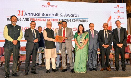16.10.2026: महाराष्ट्राचे राज्यपाल जिष्णु देव वर्मा यांच्या प्रमुख उपस्थितीत असोचॅमतर्फे आयोजित २१ वी वार्षिक शिखर परिषद व पुरस्कार सोहळा मुंबई येथे संपन्न झाला. यावेळी राज्यपालांच्या हस्ते  उत्कृष्ट कार्य करणाऱ्या बँकिंग आणि वित्तीय क्षेत्रातील कर्जपुरवठा करणाऱ्या संस्थांच्या प्रतिनिधींना सन्मानित करण्यात आले.  यावेळी असोचॅमचे अध्यक्ष निर्मल के. मिंडा, महासचिव सौरभ सन्याल, असोचॅमच्या नॅशनल कौन्सिल फॉर बँकिंगचे सह-अध्यक्ष माधव नायर, असोचॅमच्या नॅशनल कौन्सिल फॉर बँकिंगचे सह-अध्यक्ष मनीष जैन, तसेच केंद्र व राज्य शासनातील वरिष्ठ अधिकारी, नियामक संस्थांचे प्रतिनिधी आणि बँकिंग व वित्तीय सेवा क्षेत्रातील मान्यवर उपस्थित होते. सूक्ष्म, लघु आणि मध्यम उद्योग (MSME) हे भारताच्या आर्थिक विकासाचे, रोजगारनिर्मितीचे आणि सर्वसमावेशक प्रगतीचे महत्त्वाचे आधारस्तंभ असल्याचे यावेळी राज्यपालांनी सांगितले. या क्षेत्राला क्षेत्राला अधिक सक्षम करण्यासाठी सुलभ व पुरेसा वित्तपुरवठा, आधुनिक तंत्रज्ञान, बाजारपेठेतील संधी आणि संस्थात्मक पाठबळ उपलब्ध करून देण्याची गरज असल्याचे त्यांनी सांगितले. एमएसएमई क्षेत्राचे बळकटीकरण आणि वित्तीय समावेशन हे विकसित भारताचे उद्दिष्ट साध्य करण्यासाठी आहे असे राज्यपालांनी सांगितले.