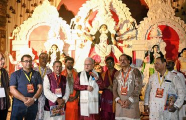 16.10.2026: राज्यपाल जिष्णुदेव वर्मा यांनी आज (१६ ऑक्टोबर) मुंबईतील शिवाजी पार्क येथील बंगाल क्लबतर्फे आयोजित ऐतिहासिक दुर्गापूजेला भेट देऊन देवीची पूजा केली. यावेळी राज्यपालांनी उपस्थित भाविकांशी बंगाली भाषेतून संवाद साधला. बंगाल क्लबतर्फे यंदा ९१व्या दुर्गापूजा उत्सवाचे आयोजन करण्यात आले आहे. सन १९२२ मध्ये स्थापन झालेला बंगाल क्लब यंदा आपल्या स्थापनेचे १०४वे वर्ष साजरे करीत आहे. बंगाल क्लबचे अध्यक्ष जय चक्रवर्ती तसेच संस्थेचे अन्य पदाधिकारी, सदस्य आणि मान्यवर यावेळी उपस्थित होते.