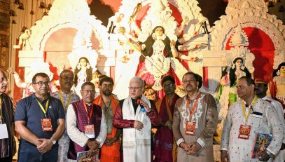 16.10.2026: राज्यपाल जिष्णुदेव वर्मा यांनी आज (१६ ऑक्टोबर) मुंबईतील शिवाजी पार्क येथील बंगाल क्लबतर्फे आयोजित ऐतिहासिक दुर्गापूजेला भेट देऊन देवीची पूजा केली. यावेळी राज्यपालांनी उपस्थित भाविकांशी बंगाली भाषेतून संवाद साधला. बंगाल क्लबतर्फे यंदा ९१व्या दुर्गापूजा उत्सवाचे आयोजन करण्यात आले आहे. सन १९२२ मध्ये स्थापन झालेला बंगाल क्लब यंदा आपल्या स्थापनेचे १०४वे वर्ष साजरे करीत आहे. बंगाल क्लबचे अध्यक्ष जय चक्रवर्ती तसेच संस्थेचे अन्य पदाधिकारी, सदस्य आणि मान्यवर यावेळी उपस्थित होते.