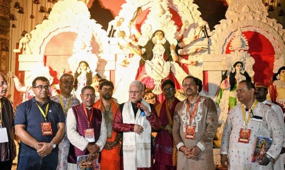 16.10.2026: राज्यपाल जिष्णुदेव वर्मा यांनी आज (१६ ऑक्टोबर) मुंबईतील शिवाजी पार्क येथील बंगाल क्लबतर्फे आयोजित ऐतिहासिक दुर्गापूजेला भेट देऊन देवीची पूजा केली. यावेळी राज्यपालांनी उपस्थित भाविकांशी बंगाली भाषेतून संवाद साधला. बंगाल क्लबतर्फे यंदा ९१व्या दुर्गापूजा उत्सवाचे आयोजन करण्यात आले आहे. सन १९२२ मध्ये स्थापन झालेला बंगाल क्लब यंदा आपल्या स्थापनेचे १०४वे वर्ष साजरे करीत आहे. बंगाल क्लबचे अध्यक्ष जय चक्रवर्ती तसेच संस्थेचे अन्य पदाधिकारी, सदस्य आणि मान्यवर यावेळी उपस्थित होते.