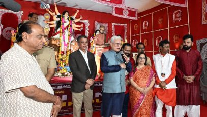 18.10.2026: राज्यपाल जिष्णु देव वर्मा यांनी आज जुहू येथील स्पोर्ट्स ग्राउंड येथे  'बंगाल कल्चरल असोसिएशन'च्या वतीने आयोजित दुर्गापूजा उत्सवाला भेट दिली. यावेळी राज्यपालांनी देवीची पूजा आरती केली व उपस्थितांशी बंगाली भाषेतून संवाद साधला. बंगाल कल्चरल असोसिएशनचे संस्थापक व अध्यक्ष कृष्णेंदू सेन तसेच इतर पदाधिकारी यावेळी उपस्थित होते. राज्यपालांनी दुर्गा पूजा मंडळांना ‘से नो टू ड्रग्ज’ व्यसनमुक्त जीवनाचा संकल्प करण्याचे आवाहन केले.