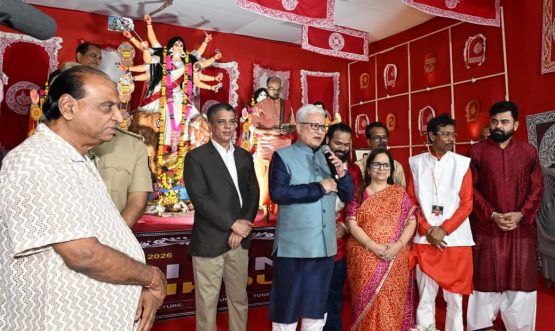 18.10.2026: राज्यपाल जिष्णु देव वर्मा यांनी आज जुहू येथील स्पोर्ट्स ग्राउंड येथे  'बंगाल कल्चरल असोसिएशन'च्या वतीने आयोजित दुर्गापूजा उत्सवाला भेट दिली. यावेळी राज्यपालांनी देवीची पूजा आरती केली व उपस्थितांशी बंगाली भाषेतून संवाद साधला. बंगाल कल्चरल असोसिएशनचे संस्थापक व अध्यक्ष कृष्णेंदू सेन तसेच इतर पदाधिकारी यावेळी उपस्थित होते. राज्यपालांनी दुर्गा पूजा मंडळांना ‘से नो टू ड्रग्ज’ व्यसनमुक्त जीवनाचा संकल्प करण्याचे आवाहन केले.
