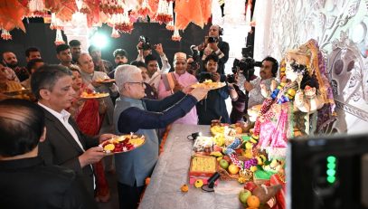 18.10.2026: राज्यपाल जिष्णु देव वर्मा यांनी जिओ वर्ल्ड कन्व्हेन्शन सेंटर येथील जॅस्मिन हॉलमध्ये आयोजित फाल्गुनी पाठक यांच्या ‘नवरात्रोत्सव २०२६’ कार्यक्रमालाही भेट दिली. या कार्यक्रमात त्यांनी देवीची पूजा-आरती केली. यावेळी माजी खासदार मनोज कोटक, सुप्रसिद्ध गायिका फाल्गुनी पाठक आणि आसिफ भामला उपस्थित होते. या कार्यक्रमाच्या माध्यमातून ‘से नो टू ड्रग्ज’ अर्थात अंमली पदार्थांपासून दूर राहण्याचा संदेश देण्यात आला.