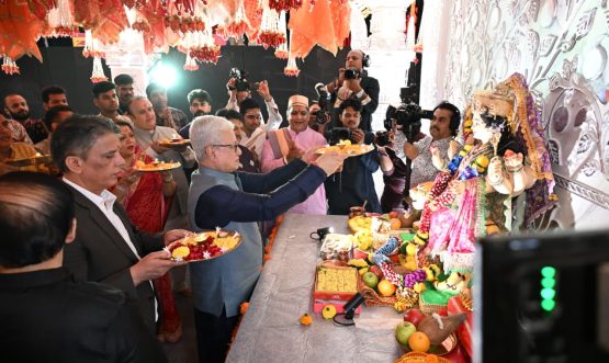 18.10.2026: राज्यपाल जिष्णु देव वर्मा यांनी जिओ वर्ल्ड कन्व्हेन्शन सेंटर येथील जॅस्मिन हॉलमध्ये आयोजित फाल्गुनी पाठक यांच्या ‘नवरात्रोत्सव २०२६’ कार्यक्रमालाही भेट दिली. या कार्यक्रमात त्यांनी देवीची पूजा-आरती केली. यावेळी माजी खासदार मनोज कोटक, सुप्रसिद्ध गायिका फाल्गुनी पाठक आणि आसिफ भामला उपस्थित होते. या कार्यक्रमाच्या माध्यमातून ‘से नो टू ड्रग्ज’ अर्थात अंमली पदार्थांपासून दूर राहण्याचा संदेश देण्यात आला.