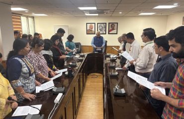Chairperson, Law Commission of India administering the Fitness Pledge on 31.10.2025