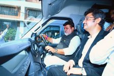 मा.उद्योग मंत्री तथा पालकमंत्री श्री. उदय सामंत स्वतः वाहनांची तपासणी करताना;?>