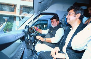 मा.उद्योग मंत्री तथा पालकमंत्री श्री. उदय सामंत स्वतः वाहनांची तपासणी करताना