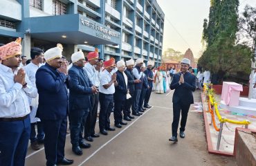 मा. मुख्य कार्यकारी अधिकारी उपस्थित अधिकारी, कर्मचारी यांना अभिवादन करताना