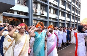 प्रजासत्ताक दिनासाठी उपस्थित जिल्हा परिषद अधिकारी आणि कर्मचारी ...