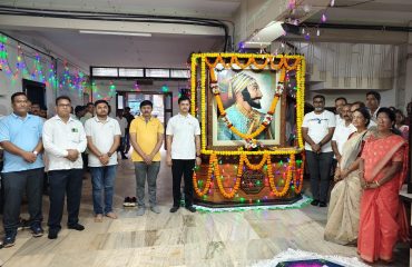 मा.मुख्य कार्यकारी अधिकारी तथा सर्व अधिकारी कर्मचारी यांच्या समवेत छत्रपती शिवाजी महाराजांच्या प्रतिमेला अभिवादन करताना
