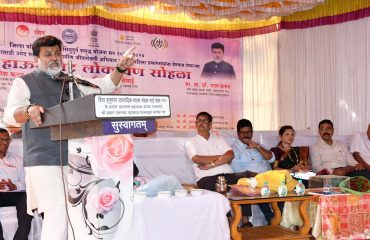 मा. ना. श्री. उदय सामंत, मंत्री उद्योग तथा पालक मंत्री रत्नागिरी जिल्हा उपस्थितांना संबोधित करताना