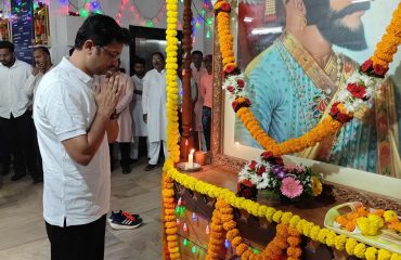 मा.मुख्य कार्यकारी अधिकारी छत्रपती शिवाजी महाराजांच्या प्रतिमेला अभिवादन करताना