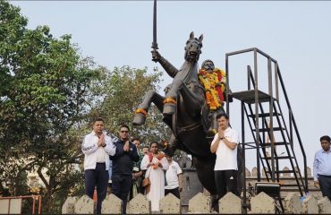 मा.जिल्हाधिकारी, मुख्य कार्यकारी अधिकारी व जिल्हा पोलीस निरीक्षक मारुती मंदिर येथील छत्रपती शिवाजी महाराज यांच्या पुतळ्याला अभिवादन करताना