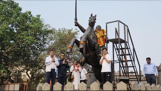 मा.जिल्हाधिकारी, मुख्य कार्यकारी अधिकारी व जिल्हा पोलीस निरीक्षक मारुती मंदिर येथील छत्रपती शिवाजी महाराज यांच्या पुतळ्याला अभिवादन करताना