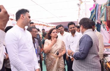 सरस प्रदर्शन २०२५ बद्दल जिल्हा परिषद अधिकारी आणि कर्मचारी यांचेकडून माहिती घेताना मा. पालकमंत्री श्री. उदयजी सामंत तसेच मा. राज्यमंत्री श्री. योगेशजी कदम