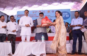 सरस प्रदर्शन २०२५ येथे मा. कॅबिनेट मंत्री तथा पालकमंत्री, रत्नागिरी जिल्हा श्री. उदयजी सामंत यांचे औपचारिक स्वागत करताना जिल्हा परिषद मुख्य कार्यकारी अधिकारी श्रीम. वैदेही रानडे (भा.प्र.से.)