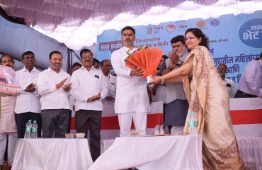 सरस प्रदर्शन २०२५ येथे मा. राज्यमंत्री श्री. योगेशजी कदम यांचे औपचारिक स्वागत करताना जिल्हा परिषद मुख्य कार्यकारी अधिकारी श्रीम. वैदेही रानडे (भा.प्र.से.)