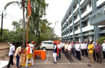 स्वराज्य ध्वजसंहितेनुसार ध्वजासह शिवशक राजदंड स्वराज्य गुढी उभारण्यात आली