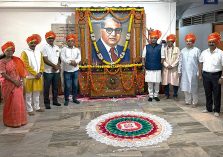 डॉ बाबासाहेब आंबेडकर यांच्या प्रतिमेस अभिवादन करताना जिल्हा परिषद अधिकारी आणि कर्मचारी;?>