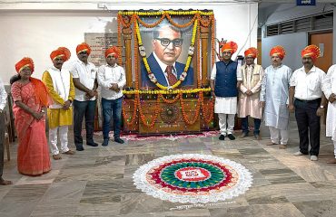 डॉ बाबासाहेब आंबेडकर यांच्या प्रतिमेस अभिवादन करताना जिल्हा परिषद अधिकारी आणि कर्मचारी