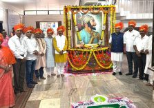 छत्रपती शिवाजी महाराजांच्या प्रतिमेस अभिवादन करताना जिल्हा परिषद अधिकारी आणि कर्मचारी;?>
