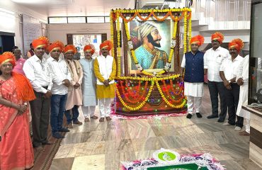 छत्रपती शिवाजी महाराजांच्या प्रतिमेस अभिवादन करताना जिल्हा परिषद अधिकारी आणि कर्मचारी