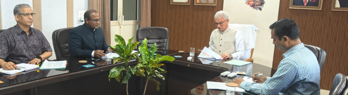 उत्तराखण्ड भ्रमण के दौरान समीक्षा बैठक लेते चुनाव आयुक्त श्री विवेक जोशी