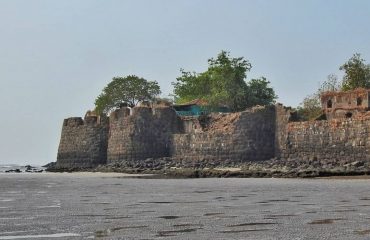 कोलाबा किल्ला अलिबाग हा अरबी समुद्रातील ऐतिहासिक-आणि खूण आहे