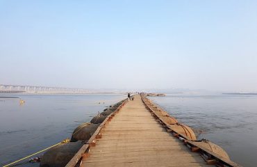 गंगा के तट पर बनाया गया पोंटून पुल
