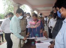 Divisional Commissioner, Shri Sanjay Goyal, along with IG Shri K P Singh, inspected Tehsil Handia on the occasion of Sampoorna Samadhan Diwas;?>