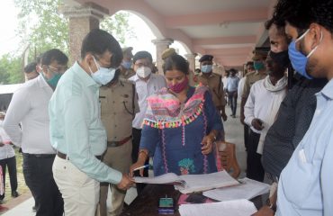 Divisional Commissioner, Shri Sanjay Goyal, along with IG Shri K P Singh, inspected Tehsil Handia on the occasion of Sampoorna Samadhan Diwas