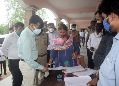 Divisional Commissioner, Shri Sanjay Goyal, along with IG Shri K P Singh, inspected Tehsil Handia on the occasion of Sampoorna Samadhan Diwas