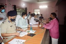 Divisional Commissioner, Shri Sanjay Goyal, along with IG Shri K P Singh, inspected Tehsil Handia on the occasion of Sampoorna Samadhan Diwas;?>
